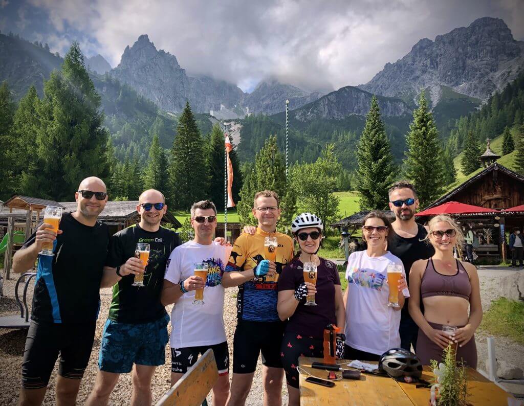 Zasłużone piwo po wycieczce rowerowej po górach