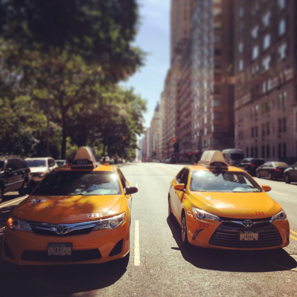 Charakterystyczne żółte taksówki Nowego Jorku
