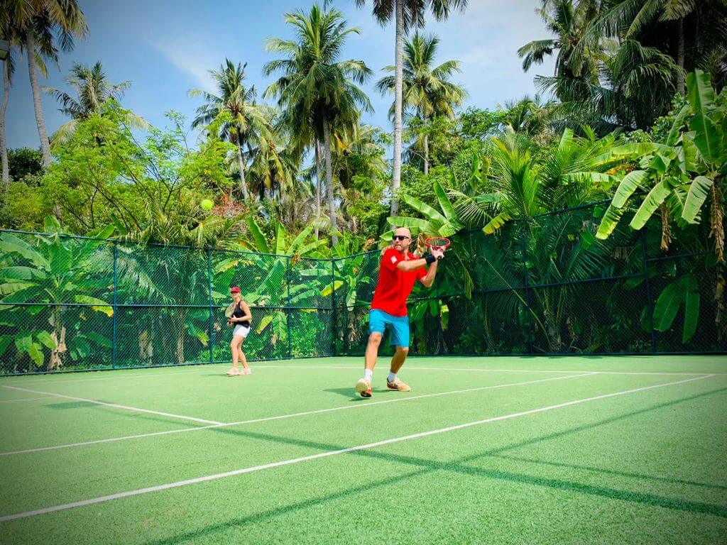 Obóz tenisowy na Malediwach to unikalna atmosfera i palmy